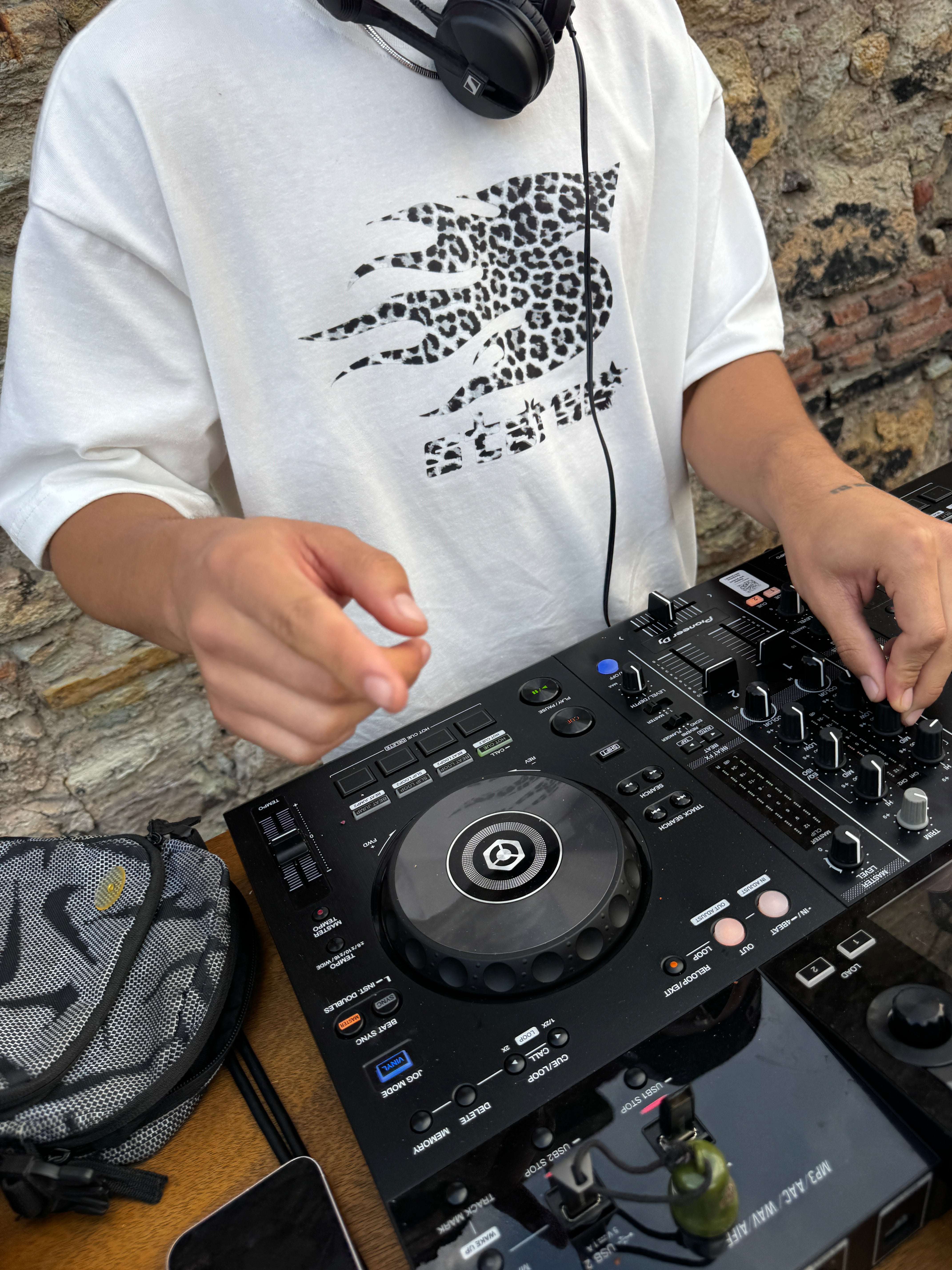 B/W LEOPARD PRINT ON FIRE OVERSIZE TEE